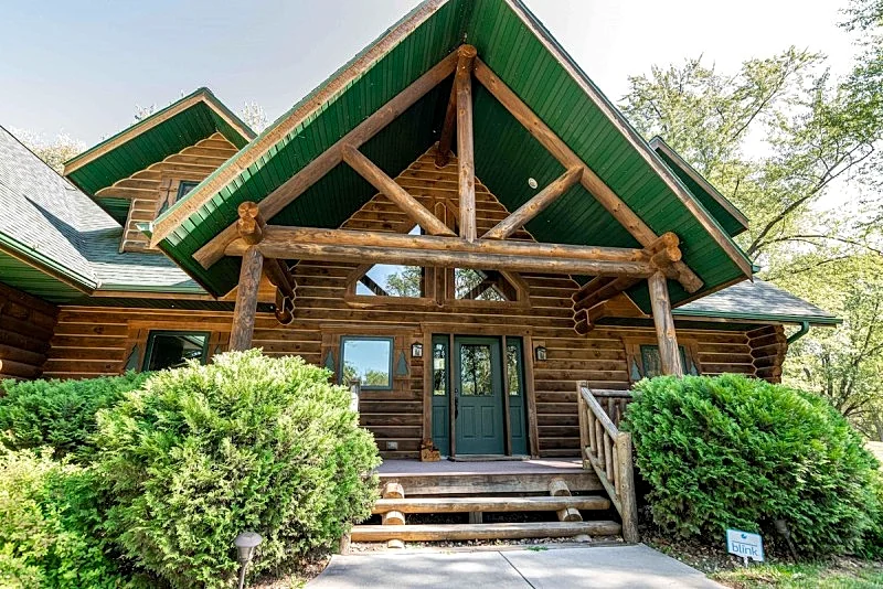 LOVELY LAKEFRONT HOME ON THE SHORES OF CASTLE ROCK LAKE WITH PRIVATE PIER
