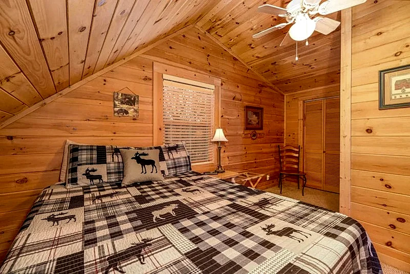 Gorgeous View Smoky Mountain Log Cabin WiFi, Hot Tub, Fireplace, Pool & Fishing in Pigeon Forge, Tennessee, United States — photo 3