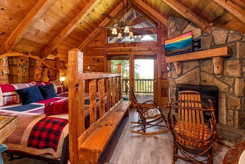 Great View! Cute, Private, Smoky Mountain Honeymoon cabin. Hot Tub! Honeymoon in Pigeon Forge, Tennessee, United States — photo 4