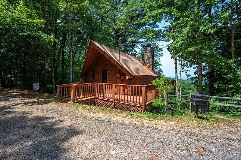 Great View! Cute, Private, Smoky Mountain Honeymoon cabin. Hot Tub! Honeymoon in Pigeon Forge, Tennessee, United States — photo 2