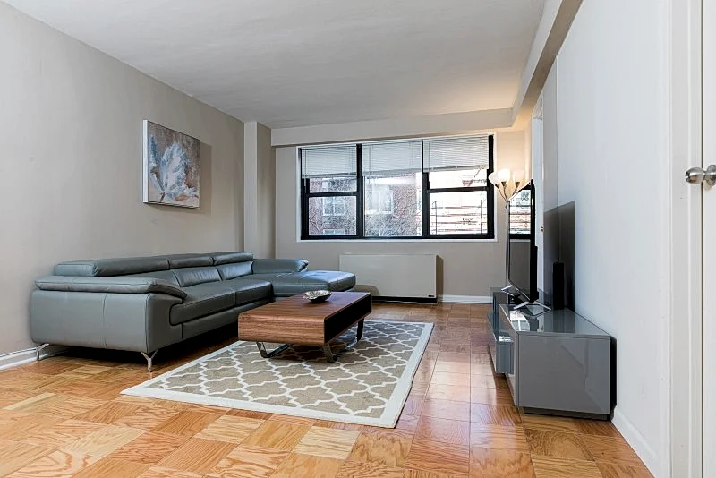 UPPER EAST SIDE - 3 BEDROOMS / 2 BATHROOMS in New York City, New York, United States — photo 3