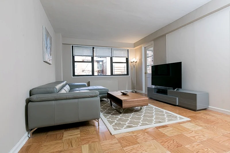 UPPER EAST SIDE - 3 BEDROOMS / 2 BATHROOMS in New York City, New York, United States — photo 2