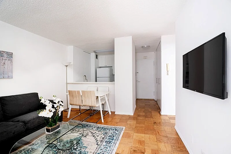 COLUMBUS CIRCLE: 2 BEDROOMS APARTMENT