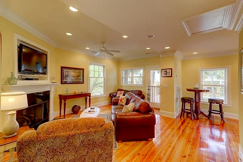 The Tree House- Ocean Views, Pet-Friendly with Fenced In Yard in Folly Beach, South Carolina, United States — photo 4