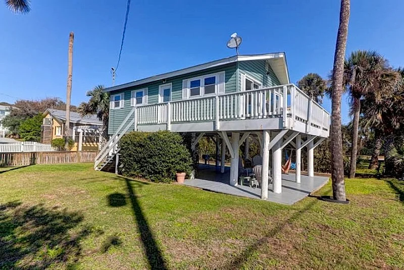 818 East Arctic- Classic Folly Beach Cottage close to beach access!