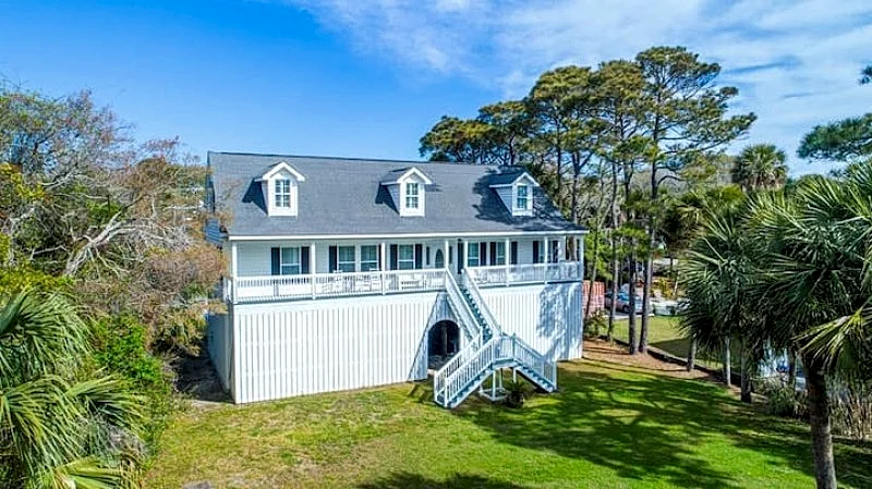 Palms II- Large Southern Beach Home with Game Room- Short Walk to Beach, Lot of Amenities