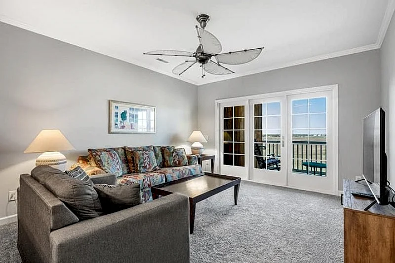 Marshwinds 1K- River & Marsh Views Screen Porch, Short Distance to Beach in Folly Beach, South Carolina, United States — photo 5