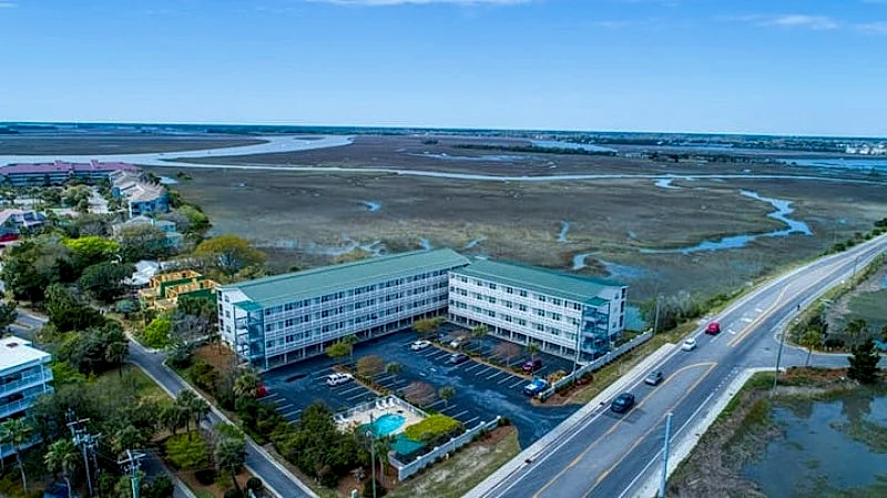 Marshwinds 1K- River & Marsh Views Screen Porch, Short Distance to Beach in Folly Beach, South Carolina, United States — photo 3