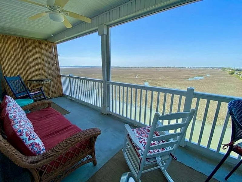 Marshwinds 1K- River & Marsh Views Screen Porch, Short Distance to Beach in Folly Beach, South Carolina, United States — photo 1