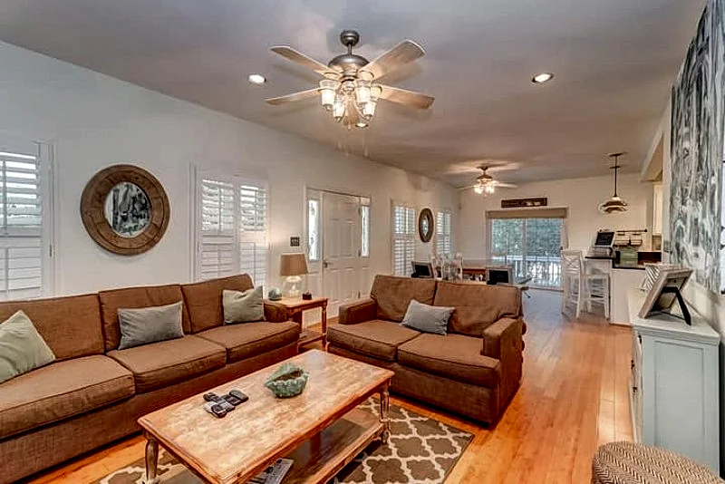 Beauty and the Beach- Luxury Furnishings, Screen Porch, Close to Downtown Folly, Loft/Game Room