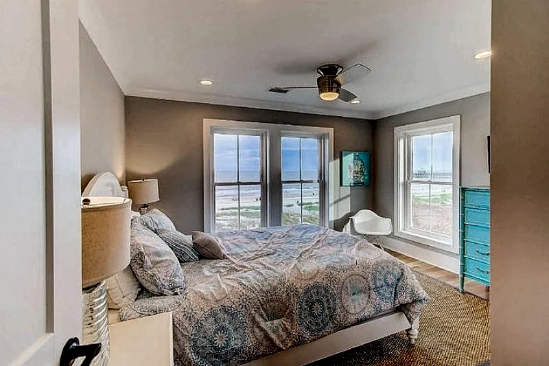 The Swell Life- Luxury Oceanfront Home, Close to Downtown Folly Beach!