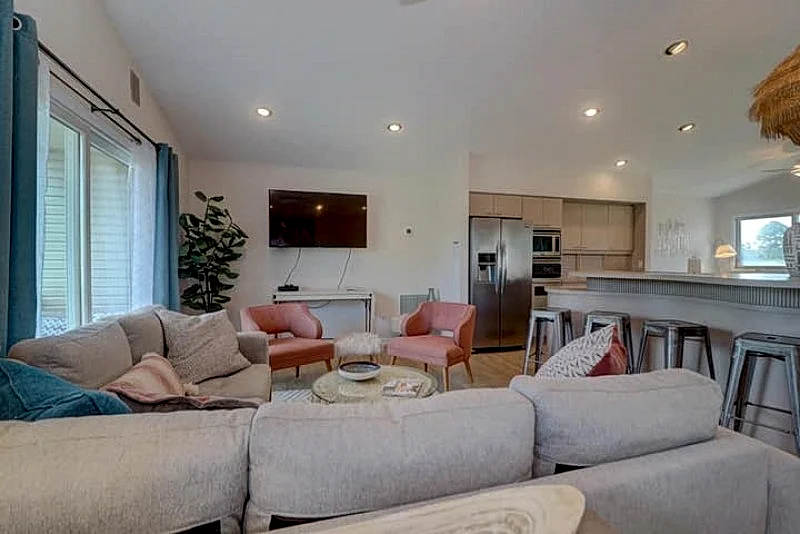 Afternoon Delight- Remodeled, Large, Pet-Friendly-2100 sq ft! in Folly Beach, South Carolina, United States — photo 5