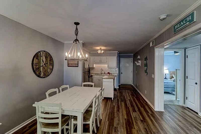 Modern First Floor Condo across the street from the beach: 2 Bedrooms, 2 Bathrooms