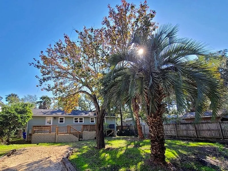 1018 East Cooper- Unique Folly Cottage! Close to Beach access, Amazing comfort!