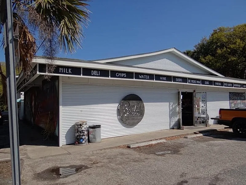 124 East Cooper- Couples Retreat - Walk to Beach & Downtown Folly!