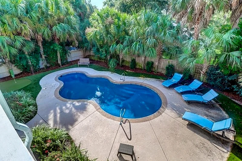 Custom Home, Private Pool, Hot Tub and Close to the Beach!