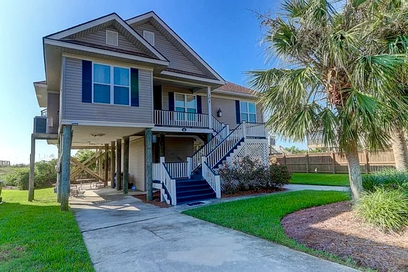The Beach House- Oceanfront Screen Porch, 3 Blocks to Downtown Folly Beach