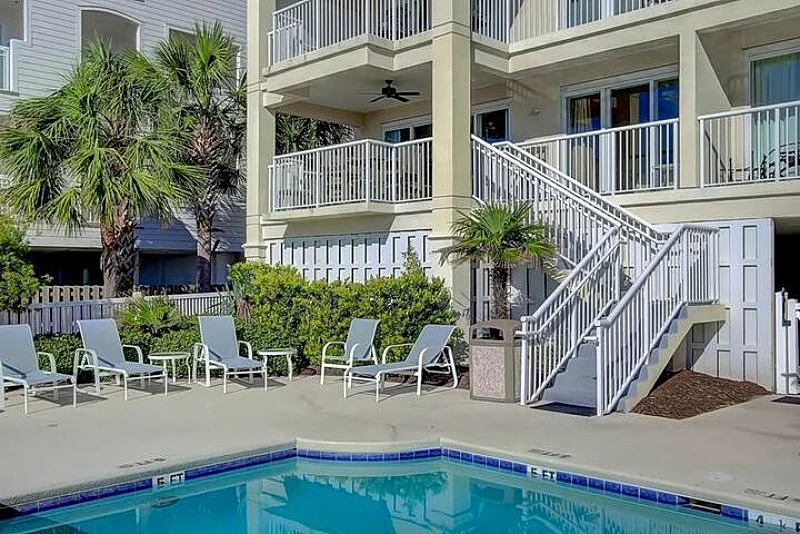 Luxury Oceanfront Condo: 4 bedroom, 4 bathroom, steps to beach & pool
