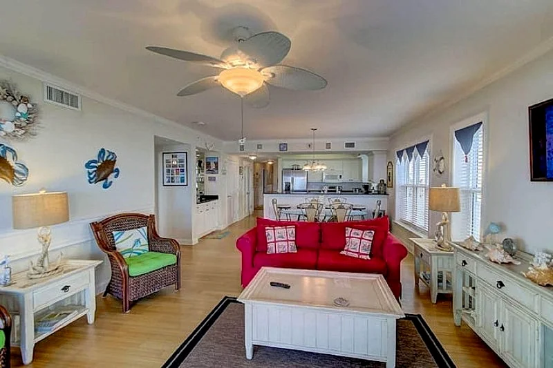 Luxury Oceanfront Condo: 4 bedroom, 4 bathroom, steps to beach & pool