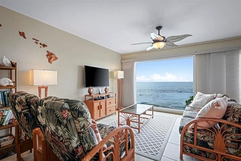 Oceanfront Banyan Tree 200 in Kailua Kona, 2BR, 2BA, perfect for 4 guests