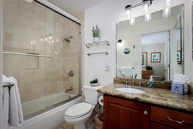 Oceanfront Banyan Tree 200 in Kailua Kona, 2BR, 2BA, perfect for 4 guests in North Kona, Hawaii, United States — photo 5