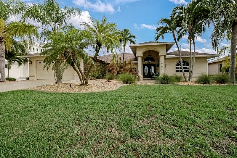 Casa Annalynn 1013 SW Cape Coral 4b 2ba home electric heated pool in upscal area