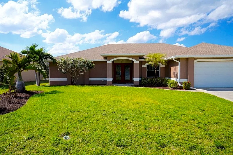 Parker Villa 1039 - SW Cape Coral 3b 2ba Offwater Home Electric Heated Pool Free Internet