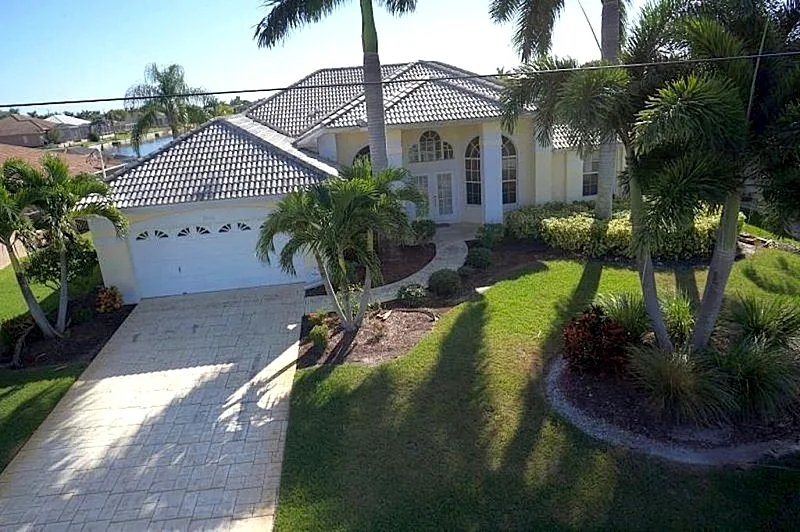 Villa Michaela 1059 3b 2ba SW Cape Coral Gulf Access Canal Southern Exposure, heated Pool and Spa