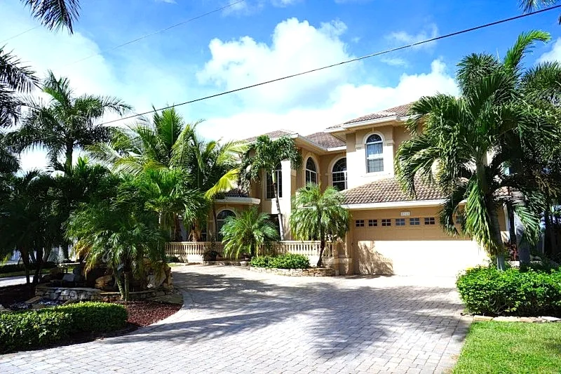 Palm Villa 1009 SW Cape Coral estate home 4B 3.5 BA heated Pool and Spa Fitnessroom
