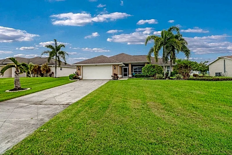 Jenny 1060 SW Cape Coral 3b 2ba home electric heated pool and spa HSW Internet fenced yard