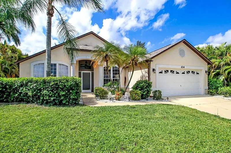 Villa Athens1506 3 Bedroom 2 Bath Pool home with solar heated pool on fresh water canal in Cape Coral, Florida, United States — photo 1