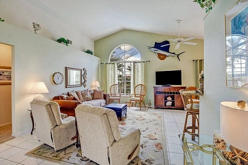Villa Athens1506 3 Bedroom 2 Bath Pool home with solar heated pool on fresh water canal in Cape Coral, Florida, United States — photo 4