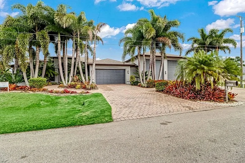 Tropical Retreat 1020 - Cape Coral 4b/3ba Waterfront w/electric heated Pool