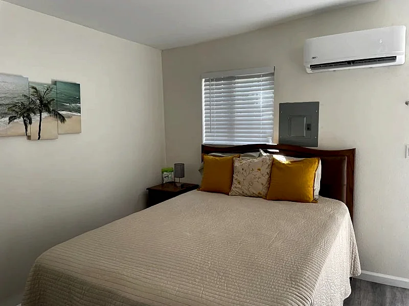 Lovely small Long Beach Vacation Studio with AC