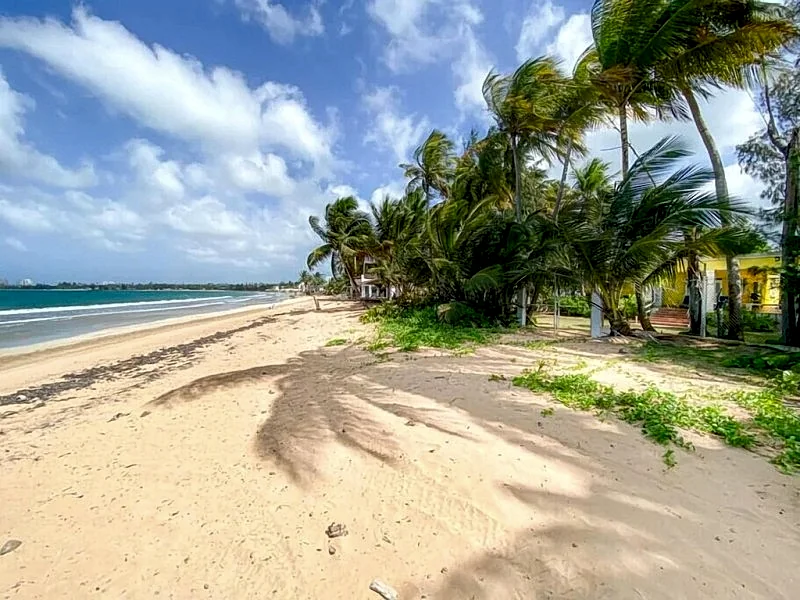 Wonderful 4 br for 16 beachfront Luquillo Vacation Home! Puerto Rico