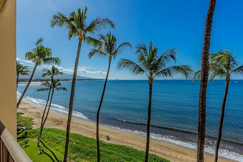Experience Oceanfront Bliss at Sugar Beach Resort 530 in Kihei, Hawaii, United States — photo 4