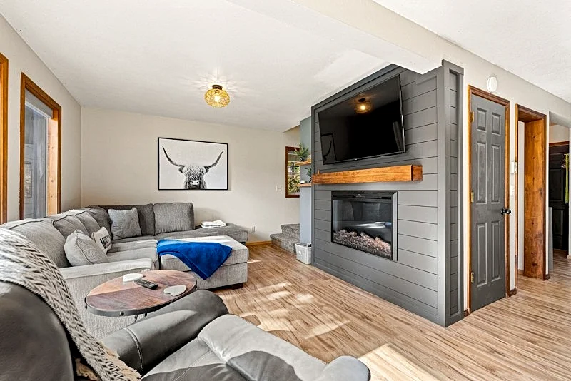 New! Sunset Cabin - Two decks - Fire pit - Electric fireplace - Pet friendly - Fenced yard in McCall, Idaho, United States — photo 3