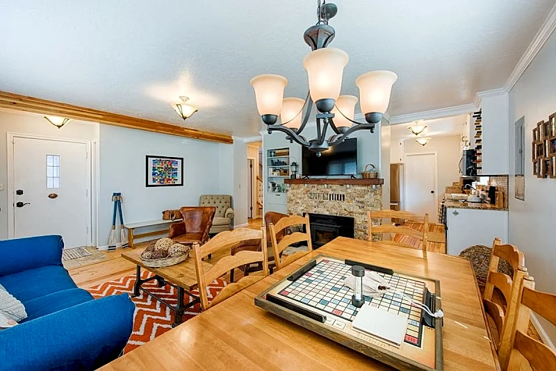Park Street Cottage: Pet friendly w/ fire pit and hot tub, downtown, walk to Lake