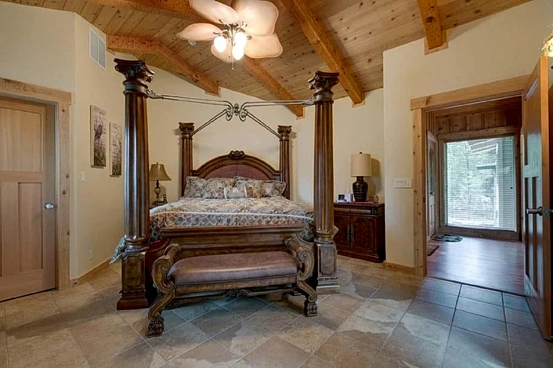 Seasons at McCall - Indoor Pool - Game Room - Outdoor Hot Tub - Bar room - Pool table in McCall, Idaho, United States — photo 5