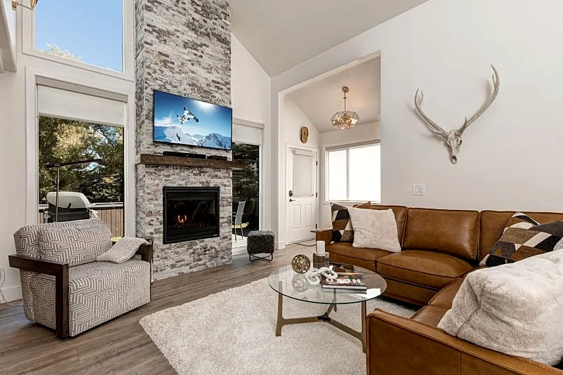EXPANDED DECK W/ PRIVATE HOT TUB! ON GOLF COURSE. EASY WALK TO BASE / SKI LIFTS!