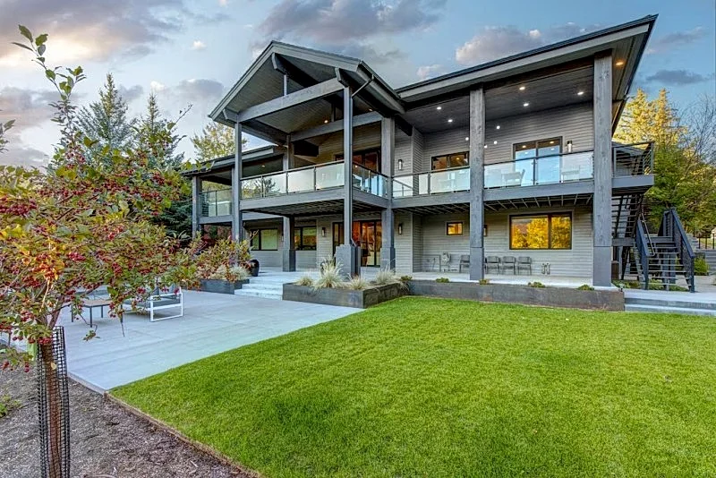EXCEPTIONAL FAMILY HOME - CLOSE TO BOTH PC RESORT BASES
