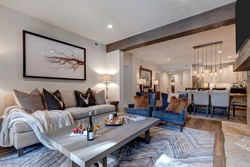 SPECTACULAR 3-BEDROOM CONDO - 2 MINUTE WALK TO MAIN ST & TOWN LIFT