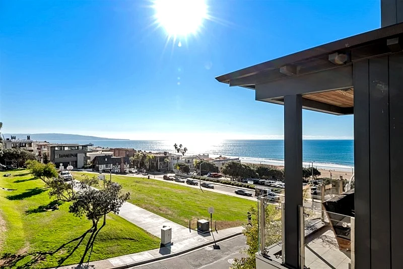 Manhattan Beachfront Bliss – Stylish Ocean View Duplex Just Steps from the Sand!