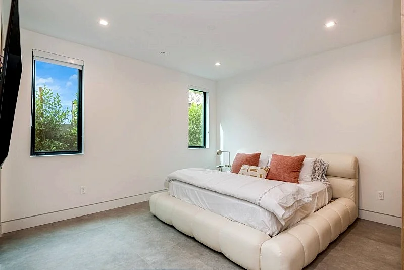Ultra modern home w/pool/gym/basketb court/theatre in Los Angeles, California, United States — photo 4