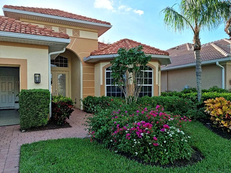 A cozy hideaway home with pool and barbecue, overlooking the golf course