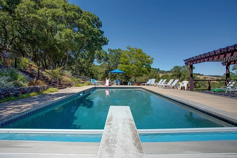 Cottage in the Oaks w/ Pool Self-Check In