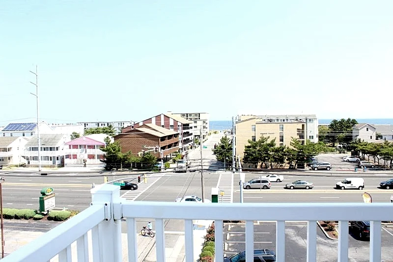 Spacious Mid Town Townhome - Groups Welcome - Close to Beach, Bay, Attractions!