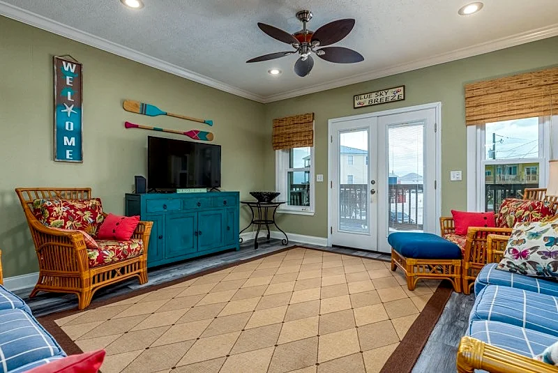 Blue Sky Breeze - Gulf Front, Pet Friendly on the beach