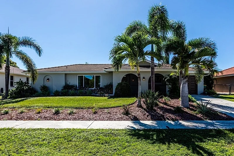 2/2 Home located in a quiet neighborhood with pool