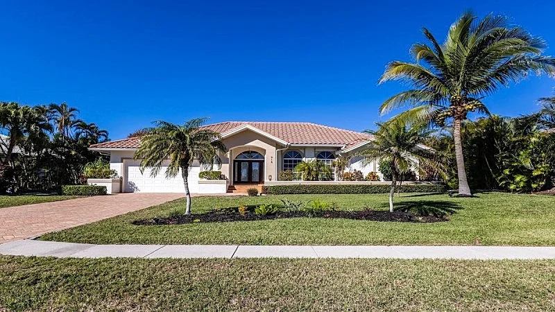 3/2 Waterfront Pool/Spa Home